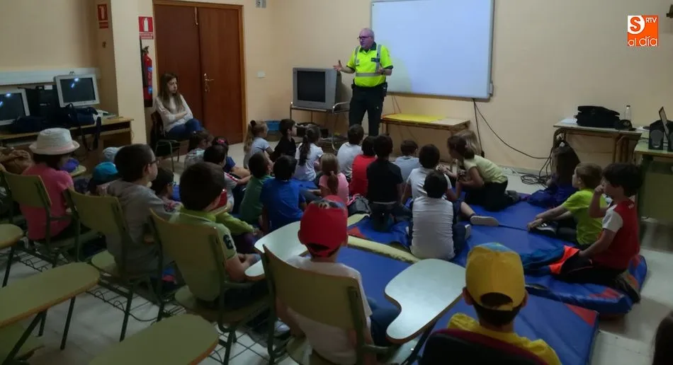 Los niños escuchan las explicaciones de un Guardia Civil