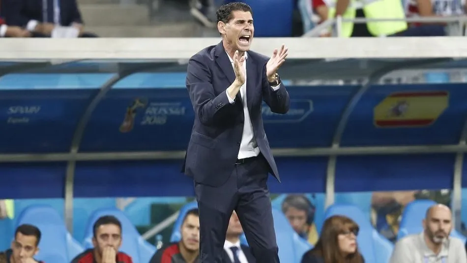 Hierro anima a los jugadores en un lance del encuentro.