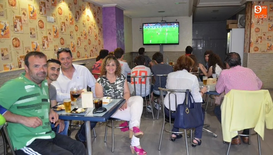 Las terrazas y bares de Béjar se llenan de aficionados en el primer partido de la Selección en...