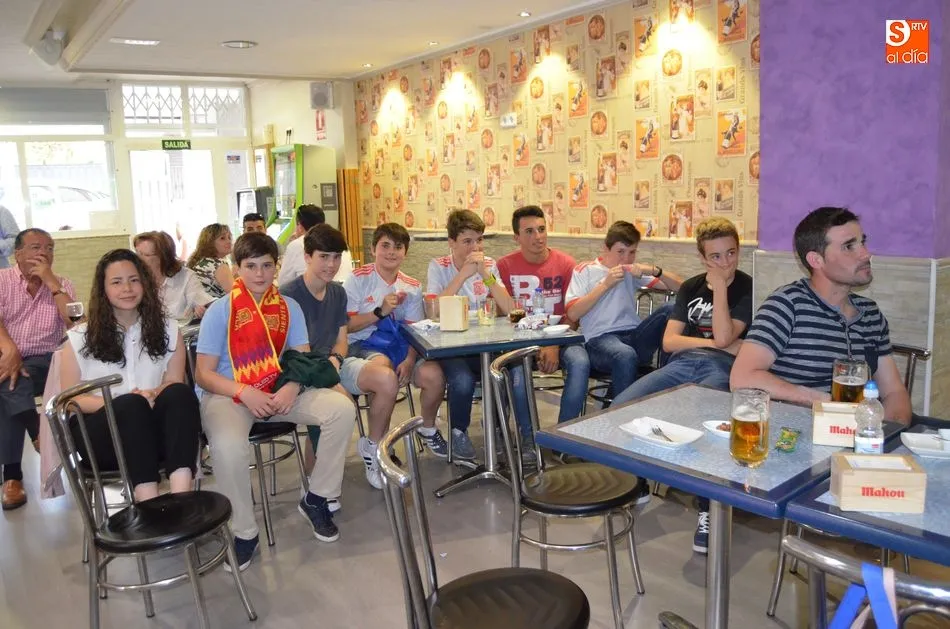Foto 7 - Las terrazas y bares de B&eacute;jar se llenan de aficionados en el primer partido de la Selecci&oacute;n en...