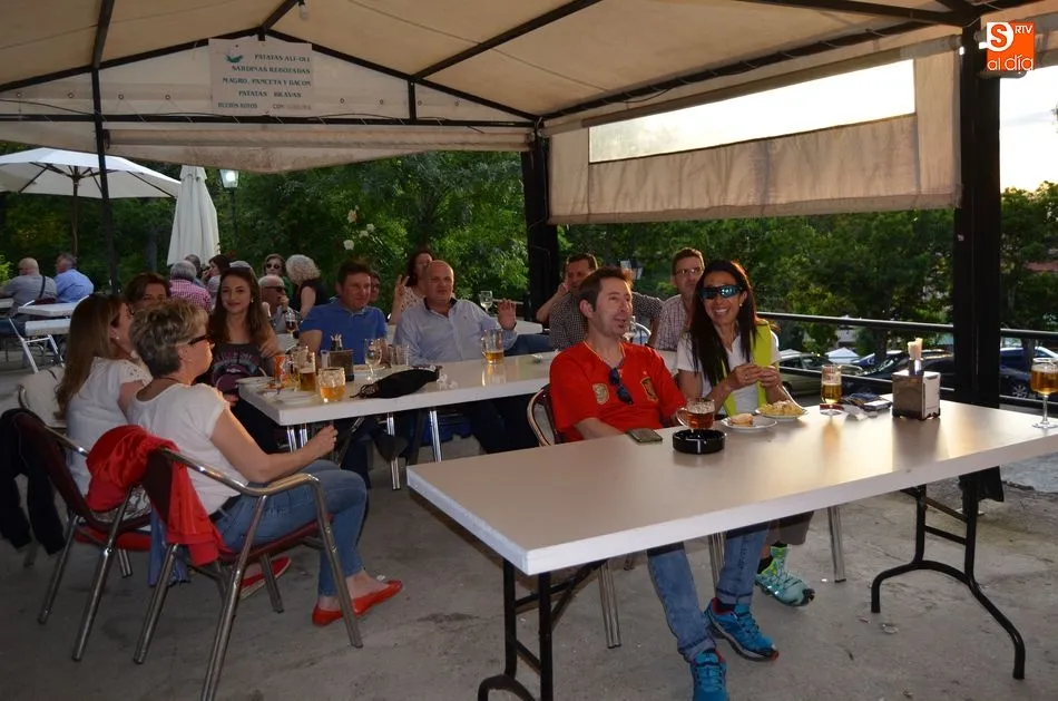 Foto 4 - Las terrazas y bares de B&eacute;jar se llenan de aficionados en el primer partido de la Selecci&oacute;n en...