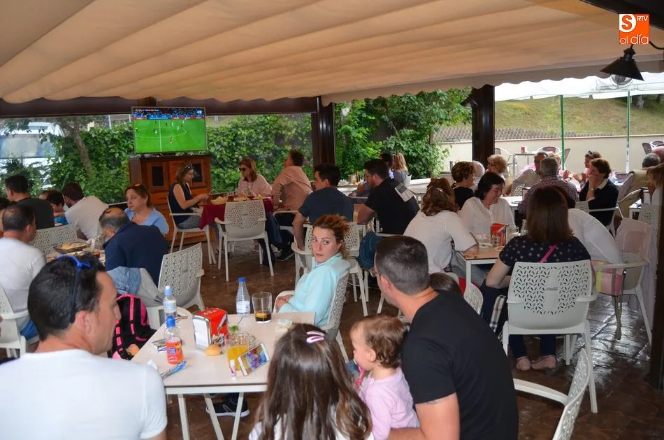 Foto 3 - Las terrazas y bares de B&eacute;jar se llenan de aficionados en el primer partido de la Selecci&oacute;n en...