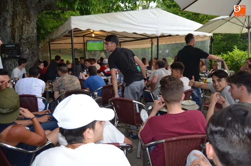 Foto 6 - Las terrazas y bares de B&eacute;jar se llenan de aficionados en el primer partido de la Selecci&oacute;n en...