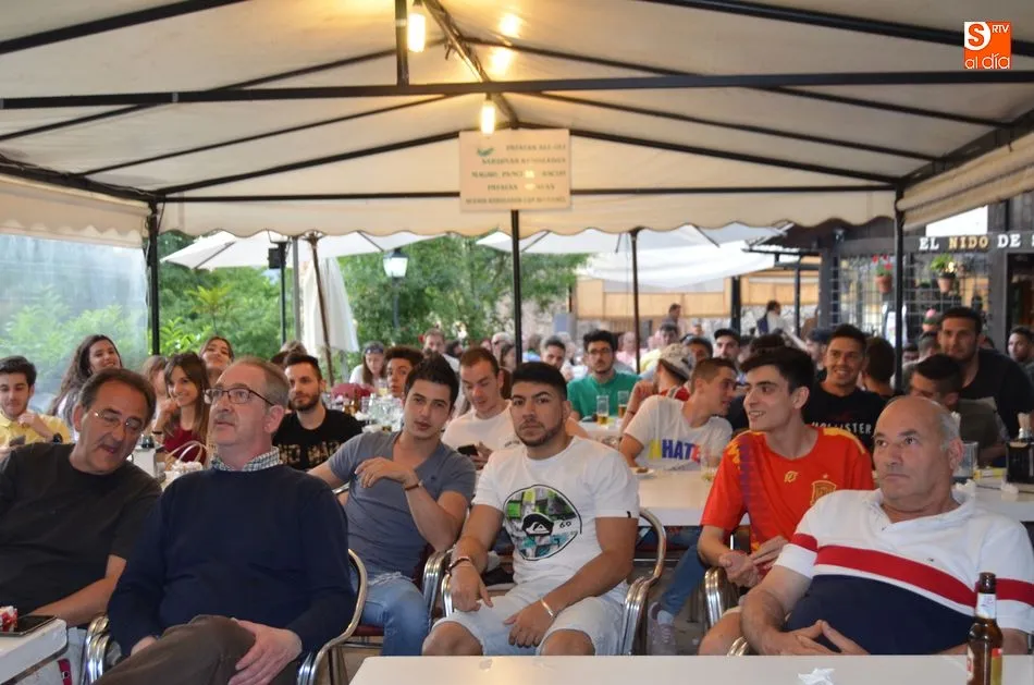 Foto 2 - Las terrazas y bares de B&eacute;jar se llenan de aficionados en el primer partido de la Selecci&oacute;n en...