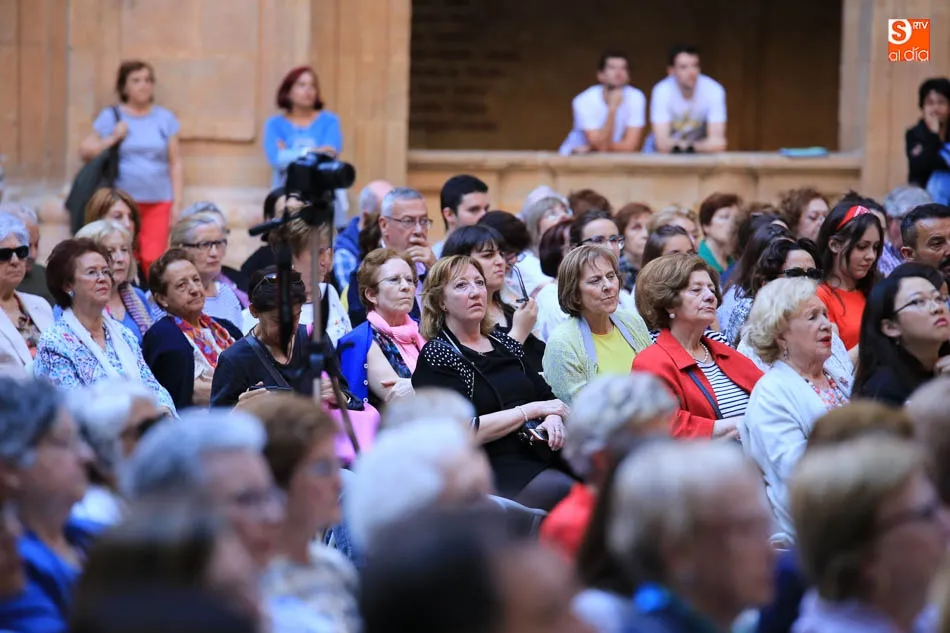Foto 11 - Rom&aacute;ntico concierto del Coro Tom&aacute;s Luis de Victoria en el Patio de la Pontificia