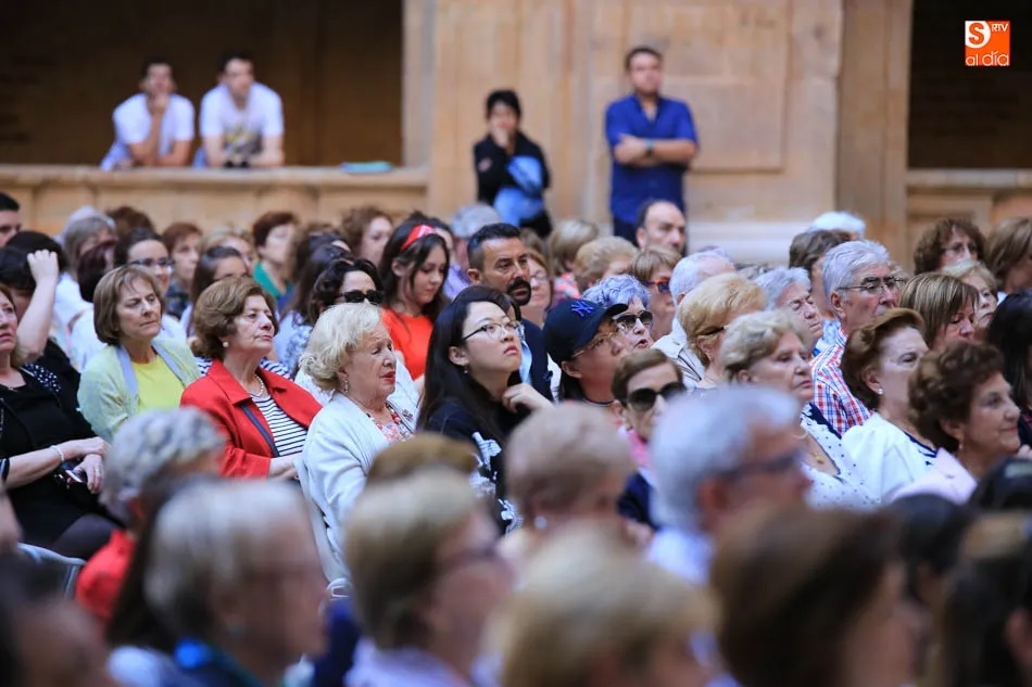 Foto 10 - Rom&aacute;ntico concierto del Coro Tom&aacute;s Luis de Victoria en el Patio de la Pontificia