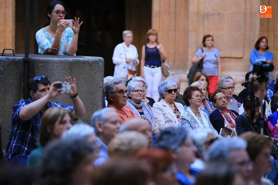 Foto 9 - Rom&aacute;ntico concierto del Coro Tom&aacute;s Luis de Victoria en el Patio de la Pontificia
