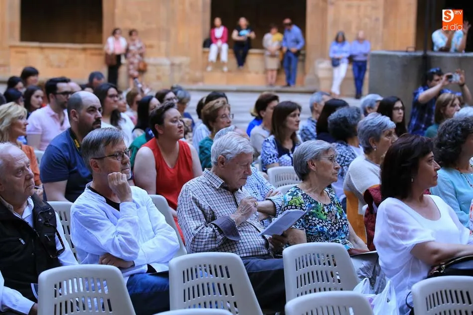 Foto 8 - Rom&aacute;ntico concierto del Coro Tom&aacute;s Luis de Victoria en el Patio de la Pontificia