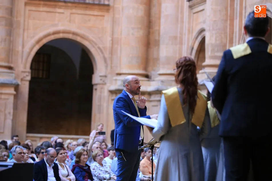 Foto 7 - Rom&aacute;ntico concierto del Coro Tom&aacute;s Luis de Victoria en el Patio de la Pontificia