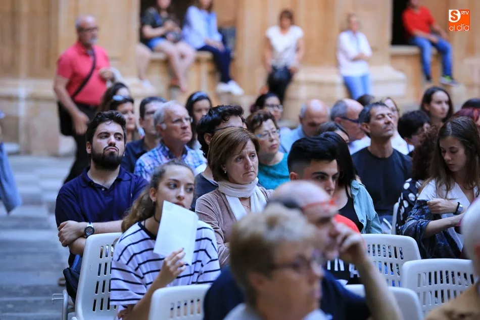 Foto 6 - Rom&aacute;ntico concierto del Coro Tom&aacute;s Luis de Victoria en el Patio de la Pontificia