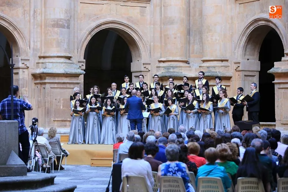 Foto 5 - Rom&aacute;ntico concierto del Coro Tom&aacute;s Luis de Victoria en el Patio de la Pontificia