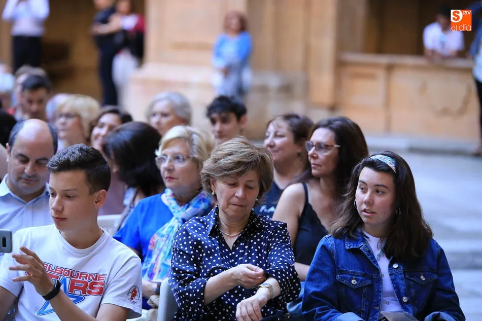 Foto 4 - Rom&aacute;ntico concierto del Coro Tom&aacute;s Luis de Victoria en el Patio de la Pontificia