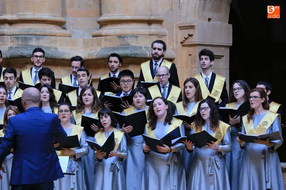 Foto 3 - Rom&aacute;ntico concierto del Coro Tom&aacute;s Luis de Victoria en el Patio de la Pontificia