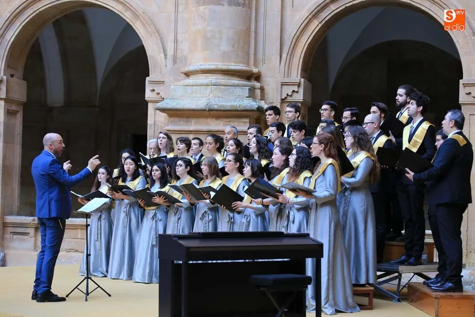 Foto 2 - Rom&aacute;ntico concierto del Coro Tom&aacute;s Luis de Victoria en el Patio de la Pontificia