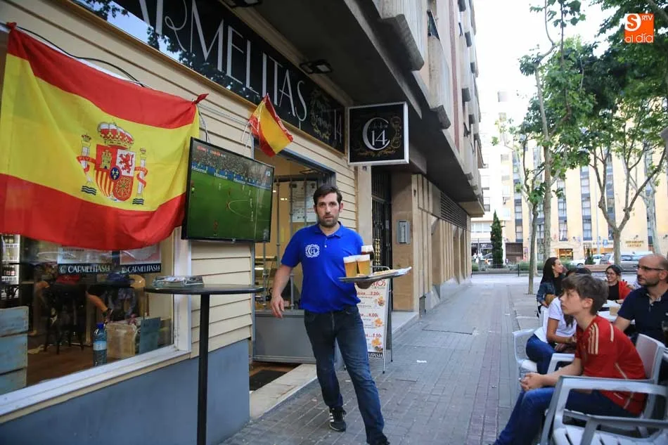 Foto 5 - El primer partido de la Selecci&oacute;n y el buen tiempo relanzan la temporada de terrazas en Salamanca