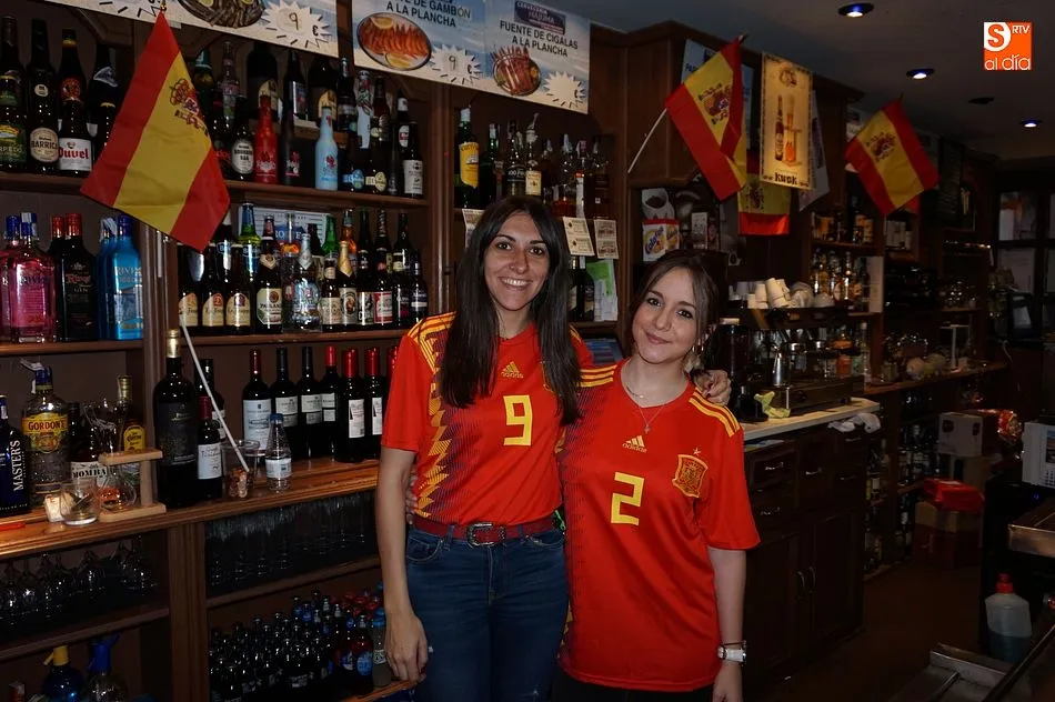 Foto 8 - El inicio de Espa&ntilde;a en el Mundial llama a los vecinos a las terrazas
