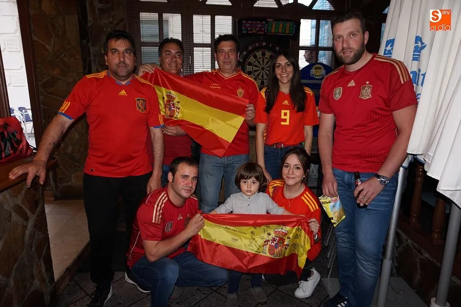 Foto 7 - El inicio de Espa&ntilde;a en el Mundial llama a los vecinos a las terrazas