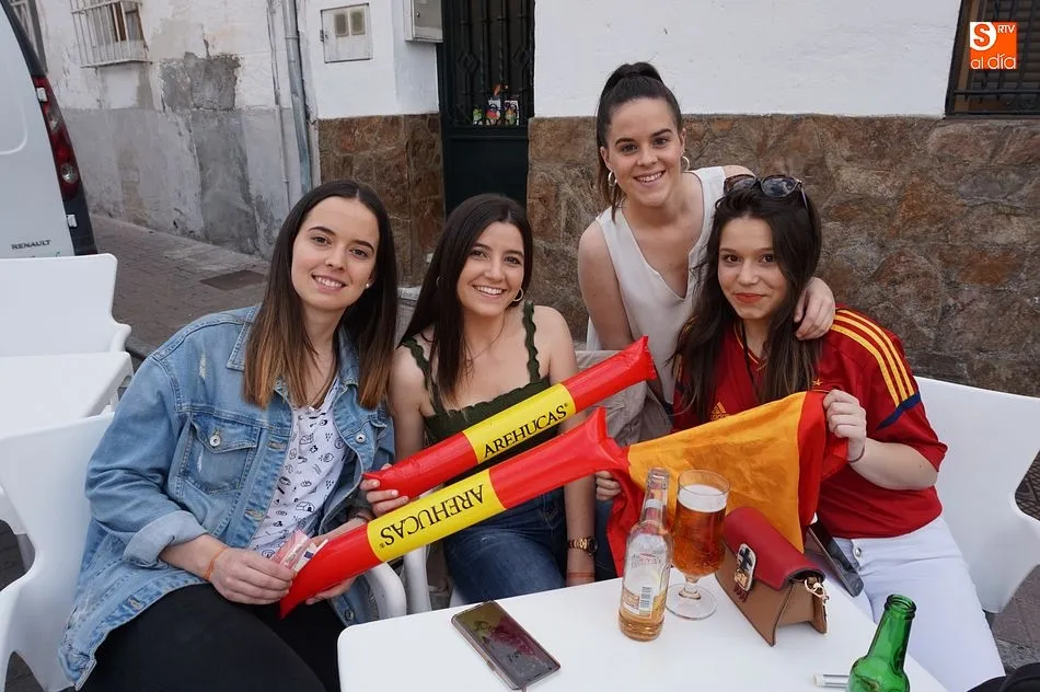 Foto 6 - El inicio de Espa&ntilde;a en el Mundial llama a los vecinos a las terrazas