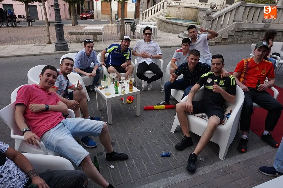 Foto 5 - El inicio de Espa&ntilde;a en el Mundial llama a los vecinos a las terrazas