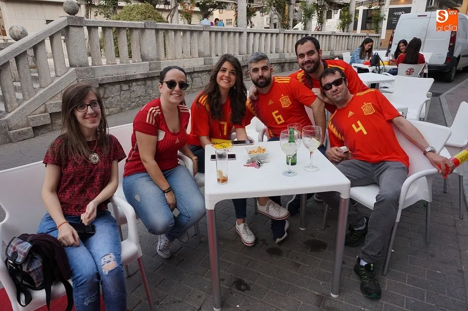 Foto 4 - El inicio de Espa&ntilde;a en el Mundial llama a los vecinos a las terrazas
