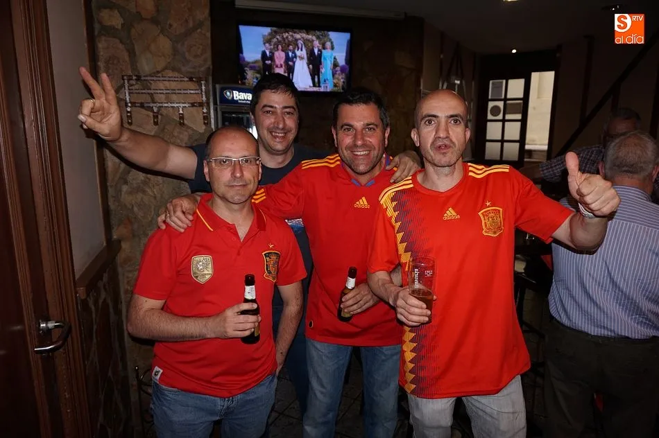 Foto 3 - El inicio de Espa&ntilde;a en el Mundial llama a los vecinos a las terrazas