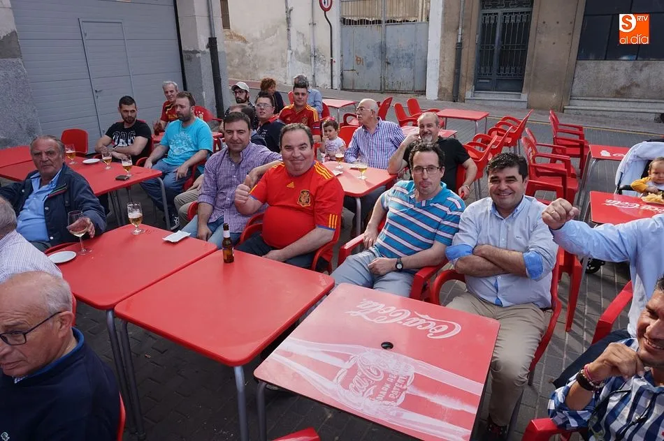 Foto 2 - El inicio de Espa&ntilde;a en el Mundial llama a los vecinos a las terrazas