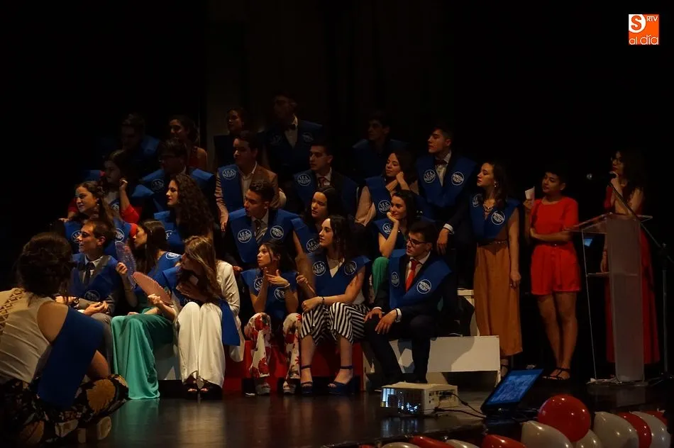 Foto 10 - Medio centenar de alumnos del IES V&iacute;a de la Plata despiden su etapa educativa en la villa