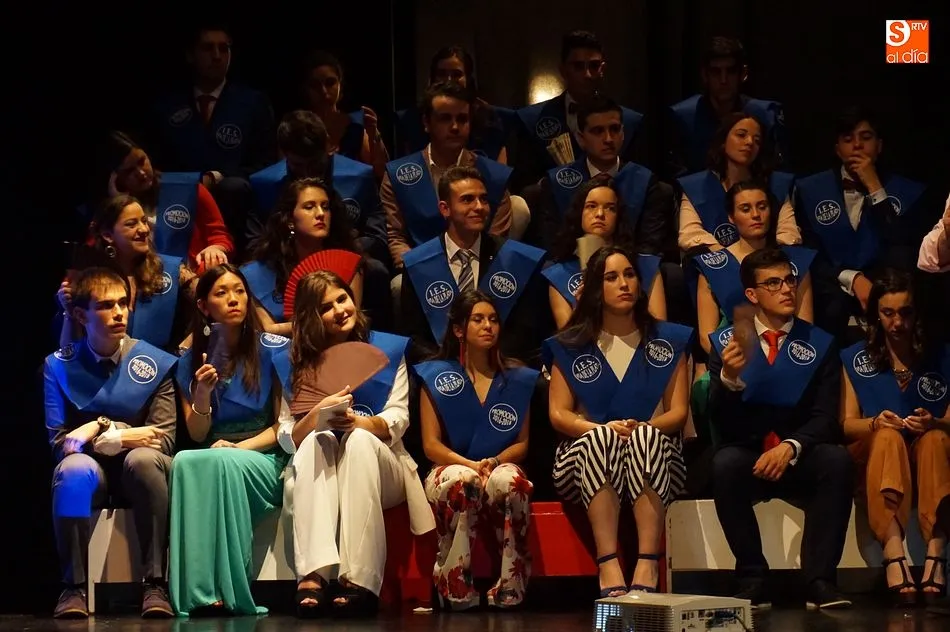 Foto 9 - Medio centenar de alumnos del IES V&iacute;a de la Plata despiden su etapa educativa en la villa