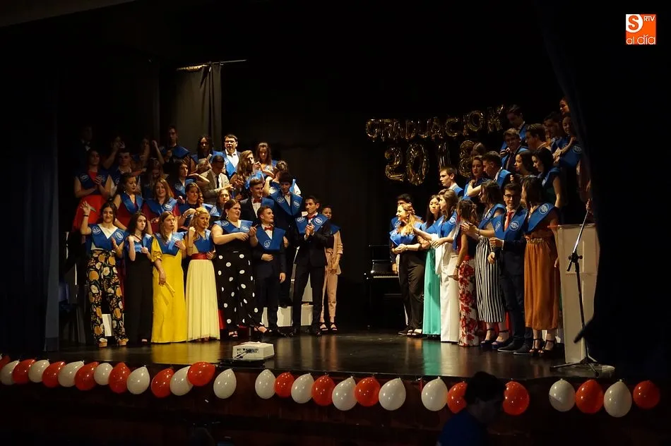 Foto 6 - Medio centenar de alumnos del IES V&iacute;a de la Plata despiden su etapa educativa en la villa