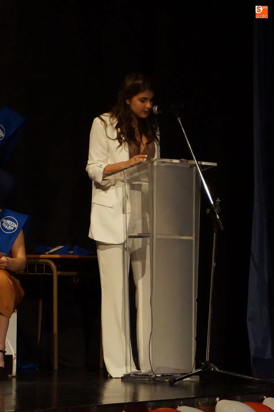 Foto 4 - Medio centenar de alumnos del IES V&iacute;a de la Plata despiden su etapa educativa en la villa
