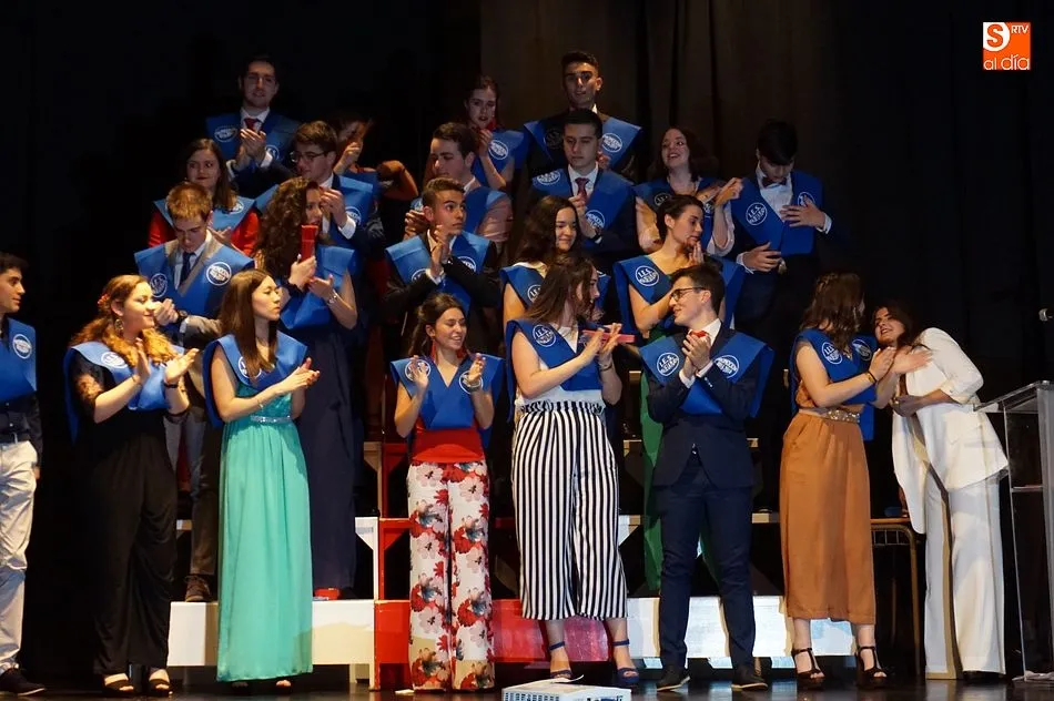 Foto 2 - Medio centenar de alumnos del IES V&iacute;a de la Plata despiden su etapa educativa en la villa
