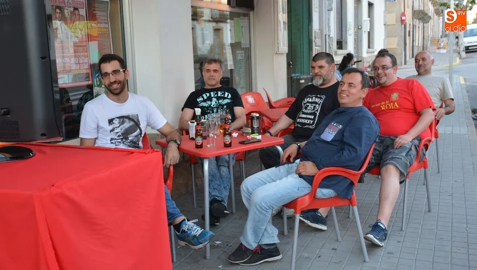 Sabor agridulce entre los aficionados de Lumbrales por el empate de España ante Portugal / FOTOS: ESTER CORREDERA