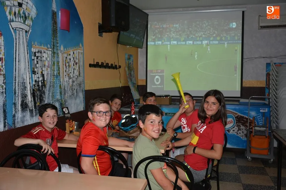 Foto 2 - Mayores y peque&ntilde;os disfrutaron en Lumbrales del buen juego de Espa&ntilde;a  