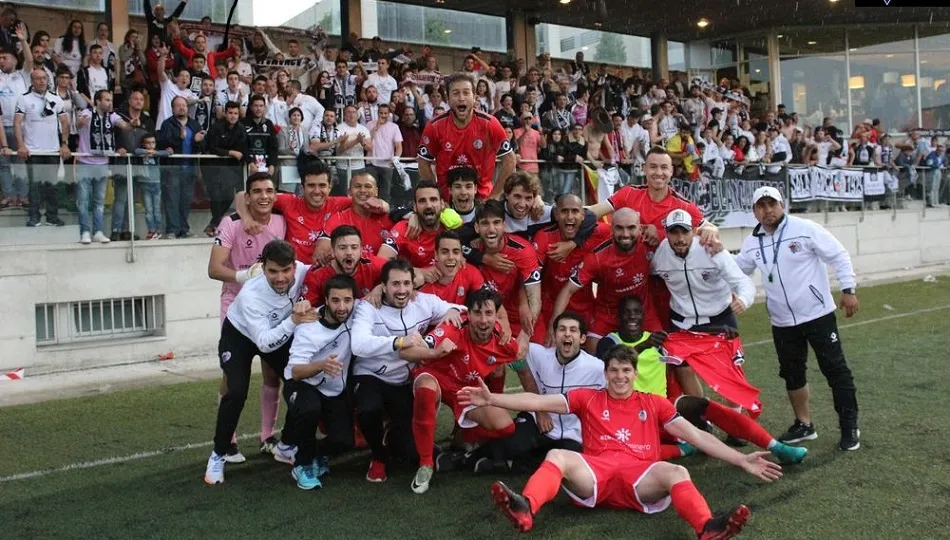 Los jugadores del Salmantino UDS celebran en Mutilva su pase a la final con cientos de aficinados. Foto: www.cfsalmantinouds.com