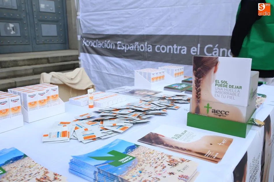 Foto 10 - Dermat&oacute;logos del Cl&iacute;nico y la AECC recuerdan la importancia de protegerse del sol