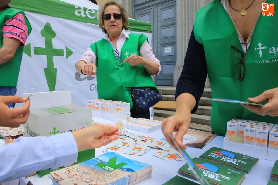 Foto 6 - Dermat&oacute;logos del Cl&iacute;nico y la AECC recuerdan la importancia de protegerse del sol