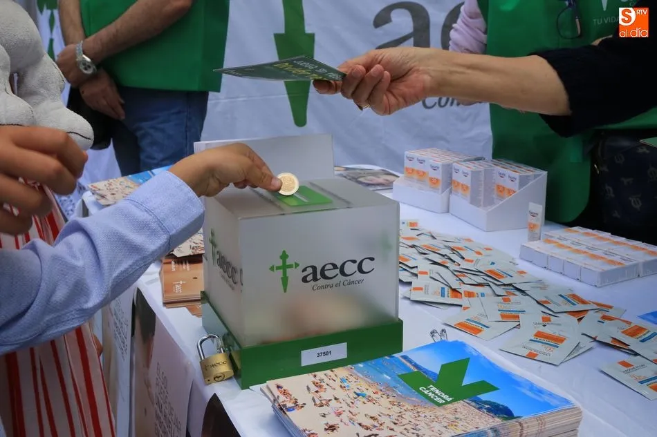 Foto 4 - Dermat&oacute;logos del Cl&iacute;nico y la AECC recuerdan la importancia de protegerse del sol