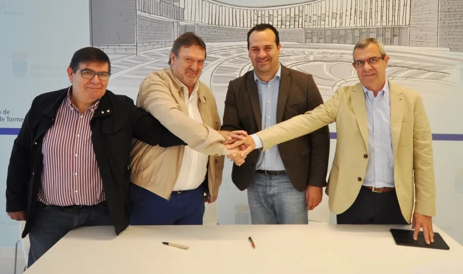 Firma del convenio del Ayuntamiento de Santa Marta de Tormes y C.V.C.E, empresa encargada del catering de la Vuelta Ciclista a España