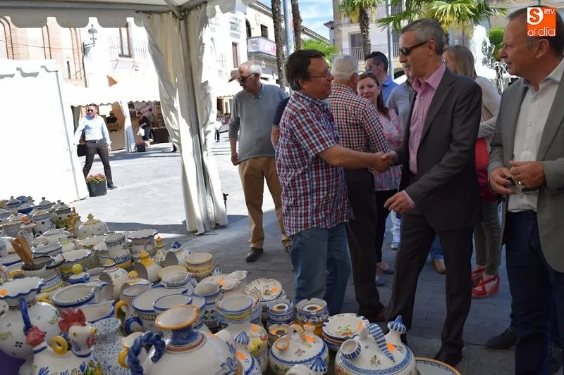 Autoridades del Ayuntamiento durante la inauguración de la feria