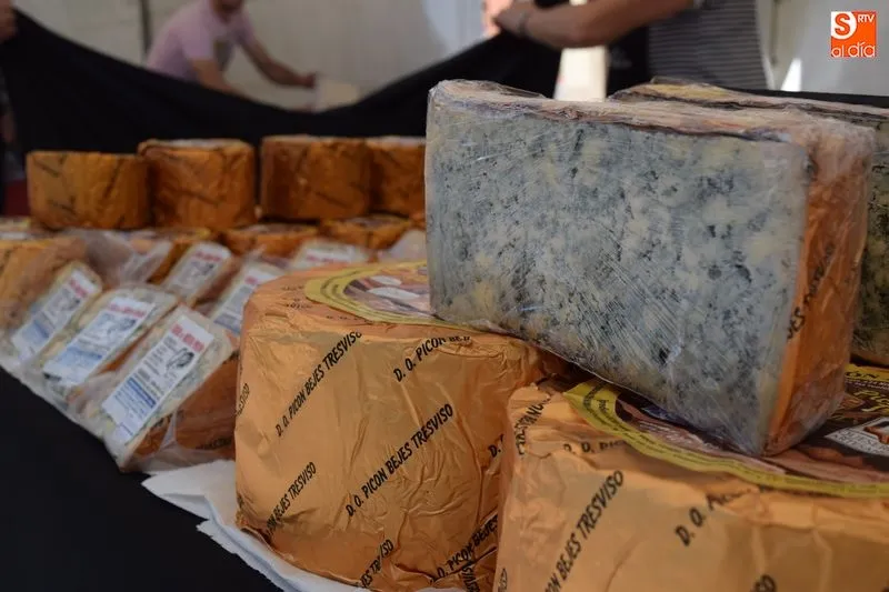 Foto 5 - La artesan&iacute;a y la alimentaci&oacute;n re&uacute;nen a cuarenta expositores en Alba de Tormes