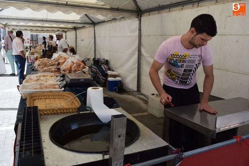 Foto 3 - La artesan&iacute;a y la alimentaci&oacute;n re&uacute;nen a cuarenta expositores en Alba de Tormes