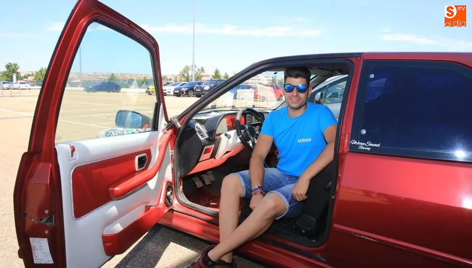 Uno de los participantes mostrando el interior de su automóvil. Foto de Alberto Martín
