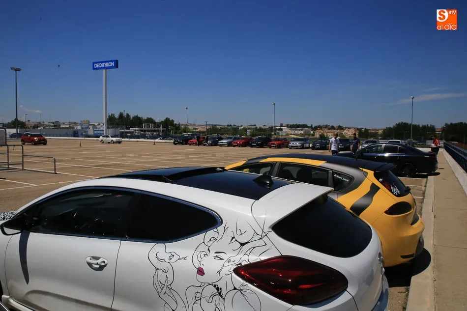 Foto 7 - Vistosa concentraci&oacute;n de autom&oacute;viles personalizados en el aparcamiento del E. Leclerc