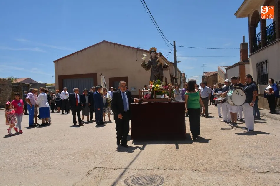 Vecinos en procesión en Cabezabellosa de la Calzada