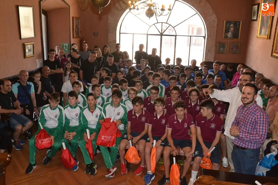 Foto 4 - Recibidos en la Casa Consistorial los equipos de la Fase Previa del Campeonato de Espa&ntilde;a  