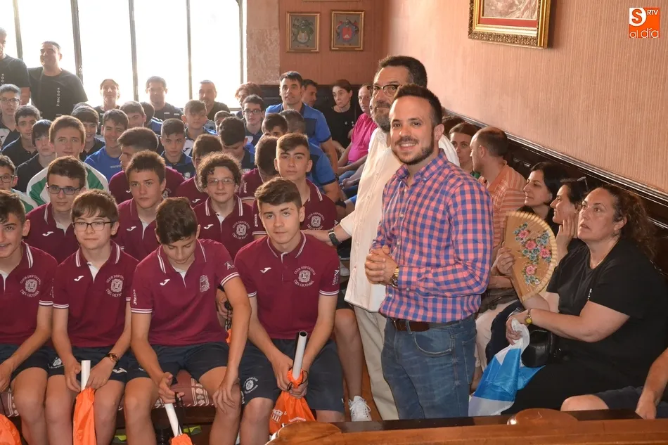 Foto 2 - Recibidos en la Casa Consistorial los equipos de la Fase Previa del Campeonato de Espa&ntilde;a  