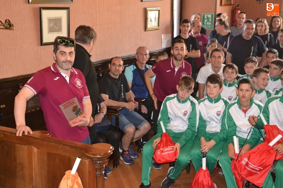 Foto 3 - Recibidos en la Casa Consistorial los equipos de la Fase Previa del Campeonato de Espa&ntilde;a  