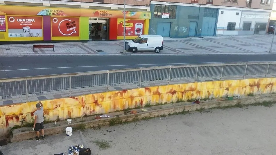 Foto 2 - El artista Decoma transforma la imagen para la Casa de la Juventud de Garrido  