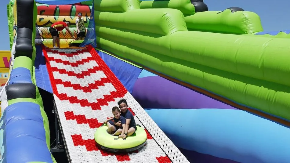 Esta fiesta de fin de curso cuenta también con una rampa seca, una superficie hinchable con tobogán donde niños y mayores pueden lanzarse en flotadores, pero sin mojarse