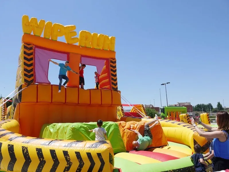 Foto 4 - El Tormes Celebra la Fiesta de Fin de Curso con hinchables gigantes para todos p&uacute;blicos  